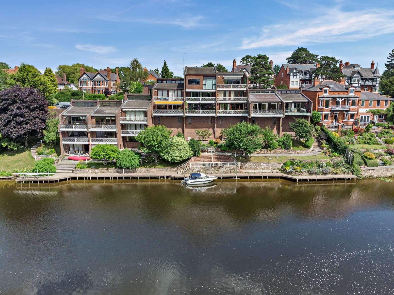 Apartment with a mooring in Chester