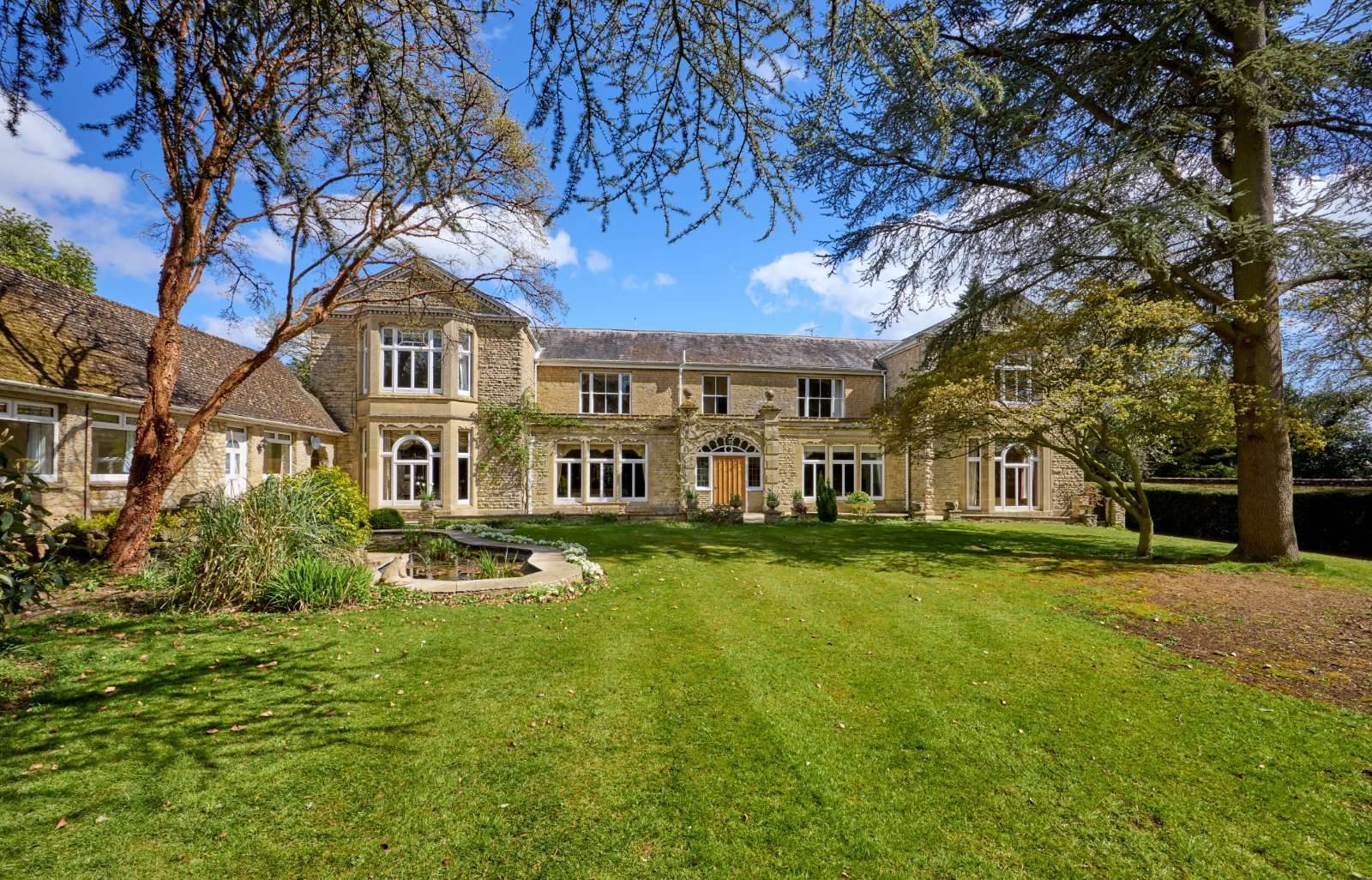 Country house with a pool in Buckingham