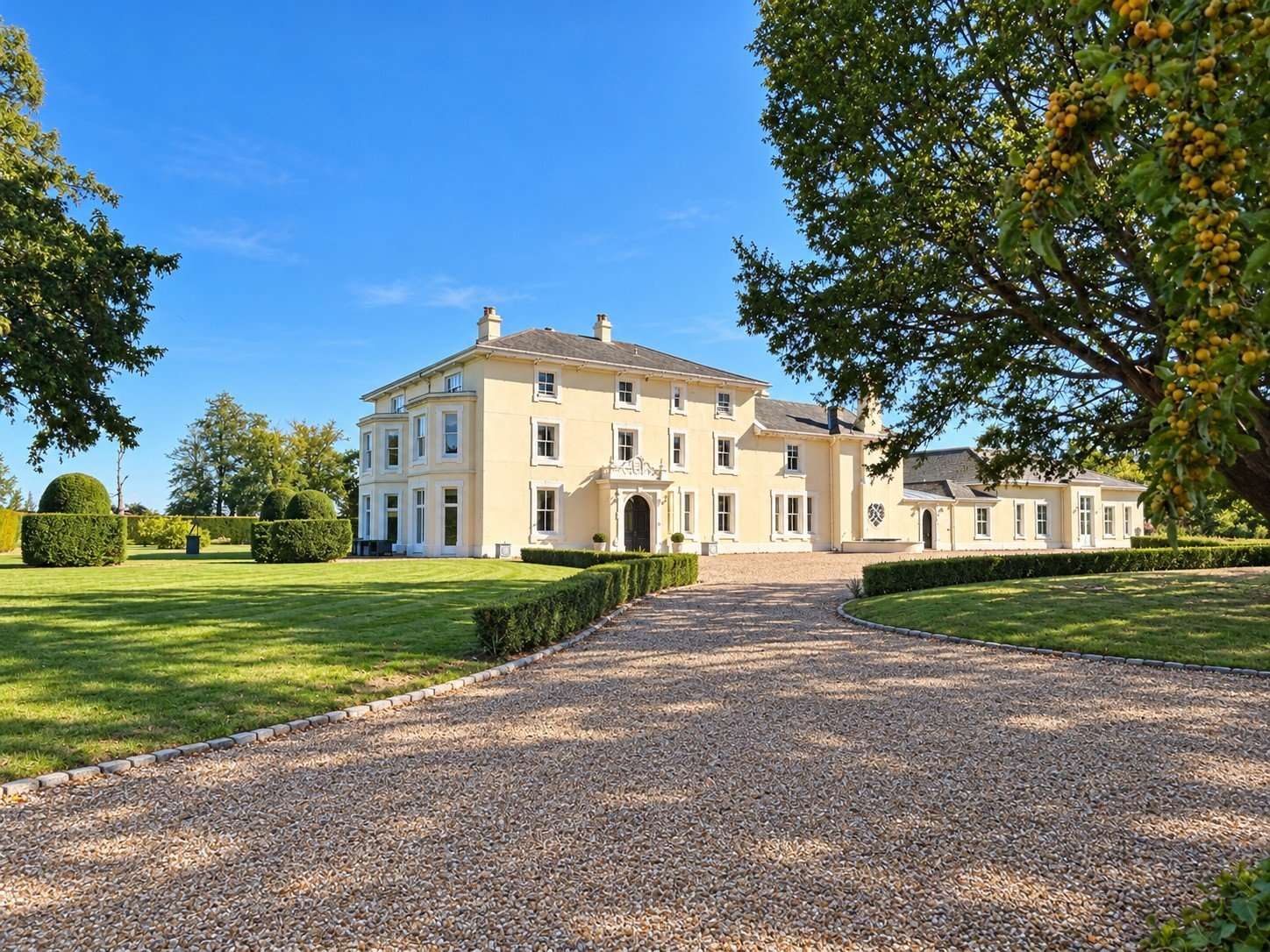 Country house with a pool in Ipswich