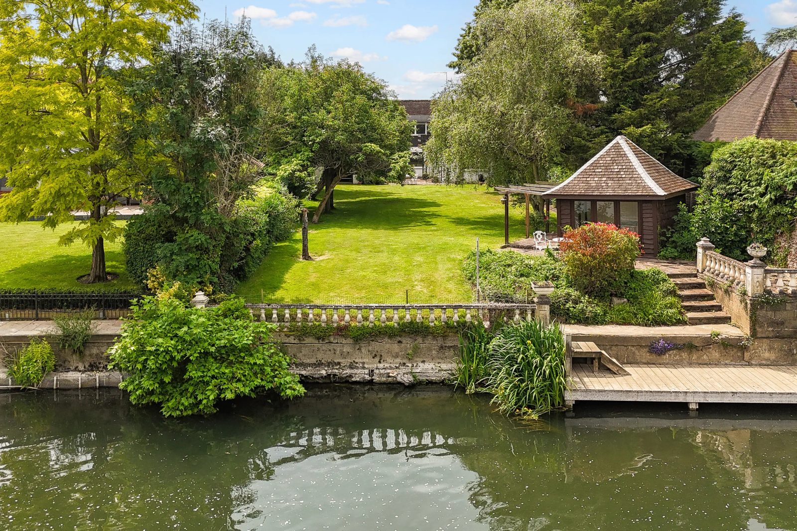 Marlow: detached house with a mooring