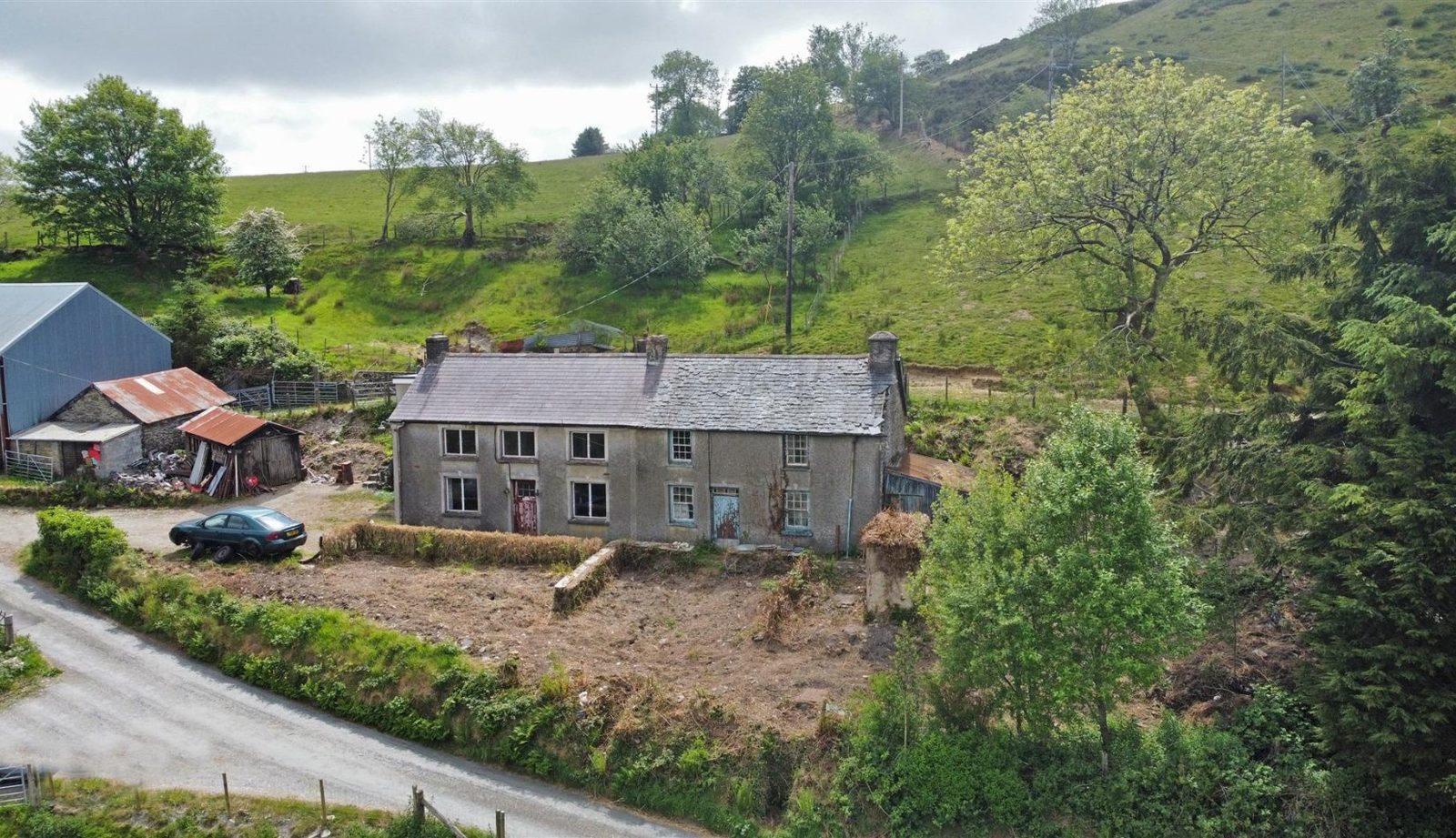 Farm with paddocks in Ochr Rhos