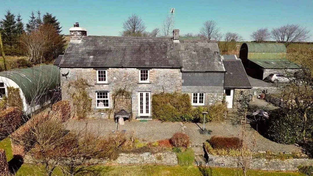 Llandysul: detached house with paddocks