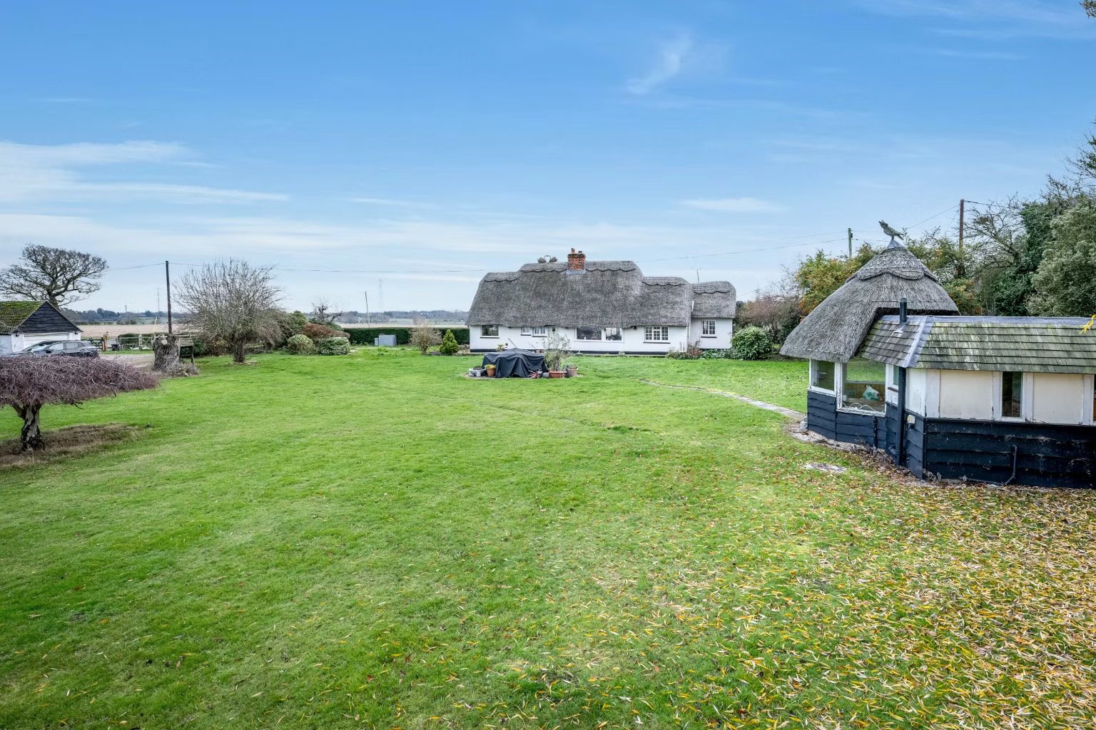 Bradwell on Sea: cottage with paddocks
