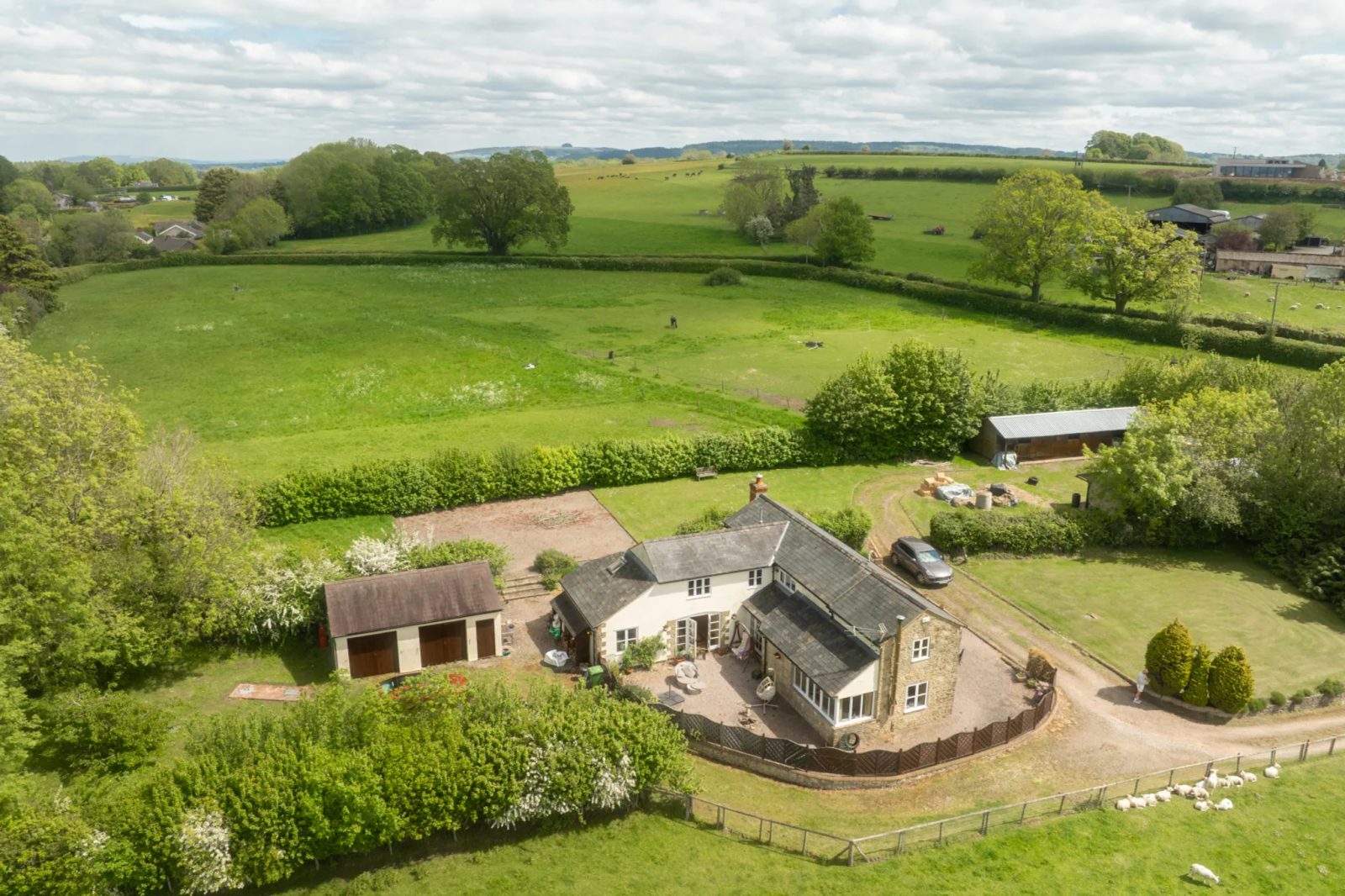 Herefordshir: cottage with outbuildings