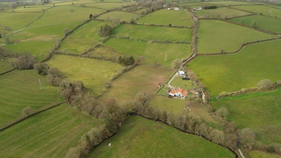 Llanybydder: smallholding with outbuildings