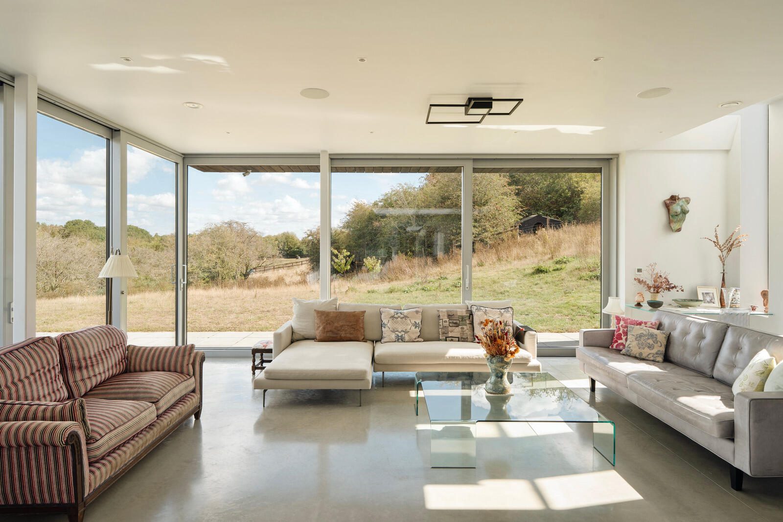Waterfront house with a pool in Stratford-upon-Avon