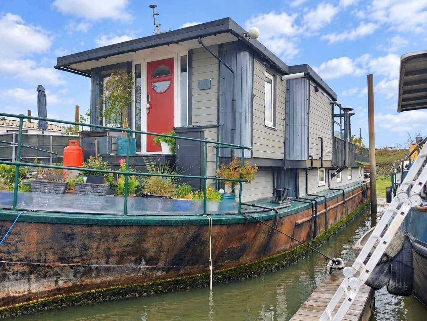 90ft Floating Home on Residential Mooring