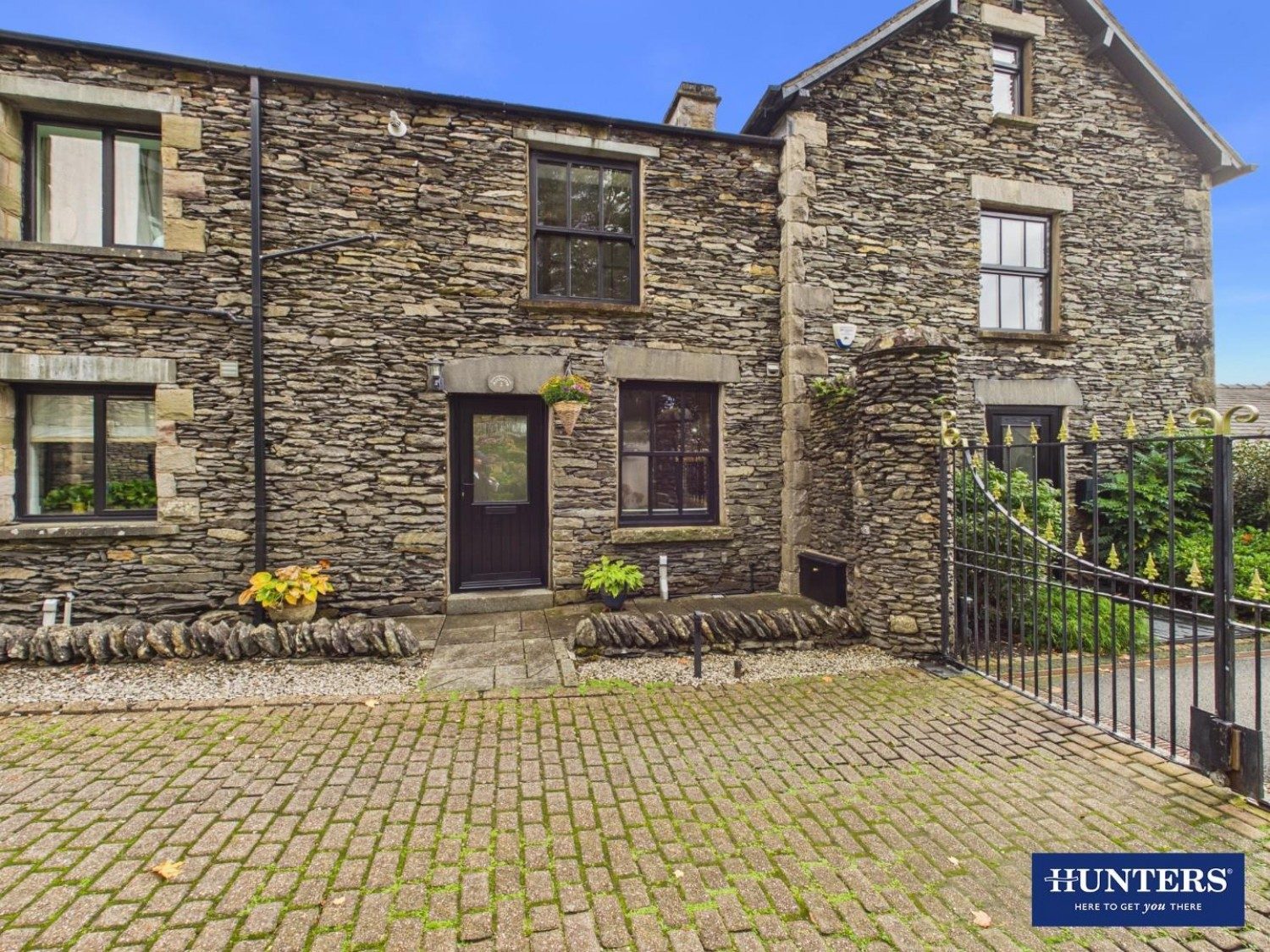 Waterfront house with a pool in Kendal