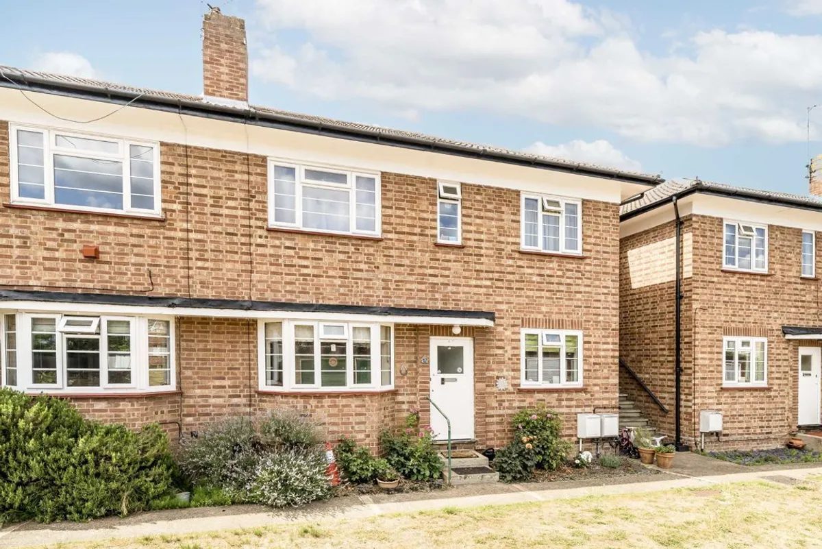 Teddington: chain free waterfront maisonette