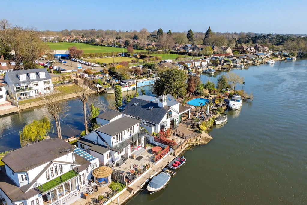 Sunbury Court Island, Sunbury-On-Thames