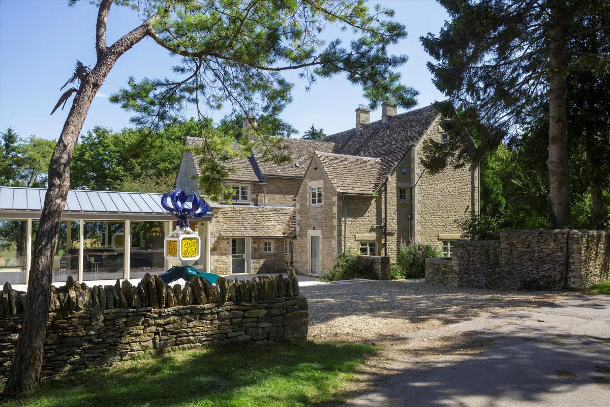 Gloucestershire GL7: country house with paddocks