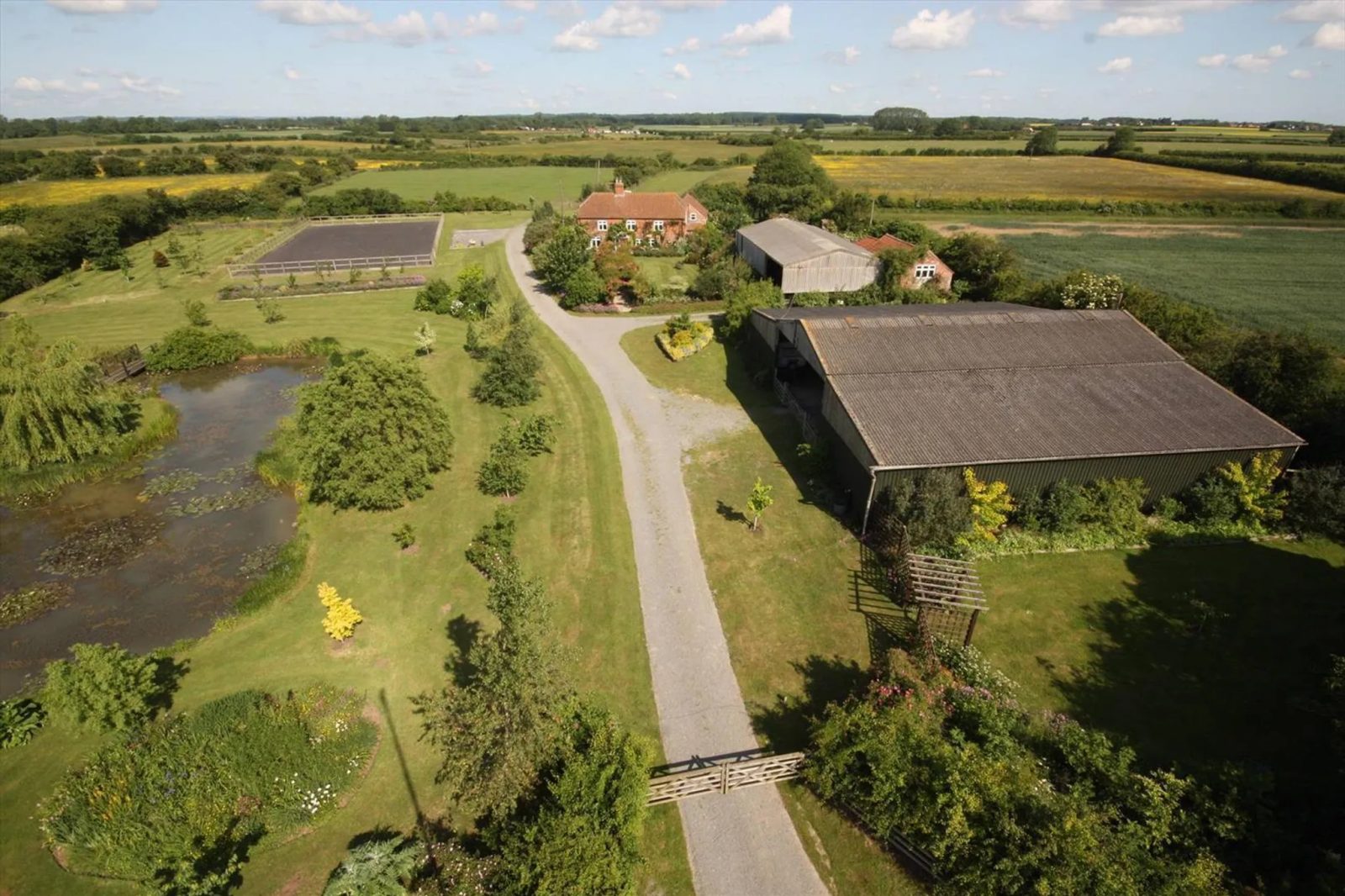 Farmhouse with no near neighbours, Bratoft