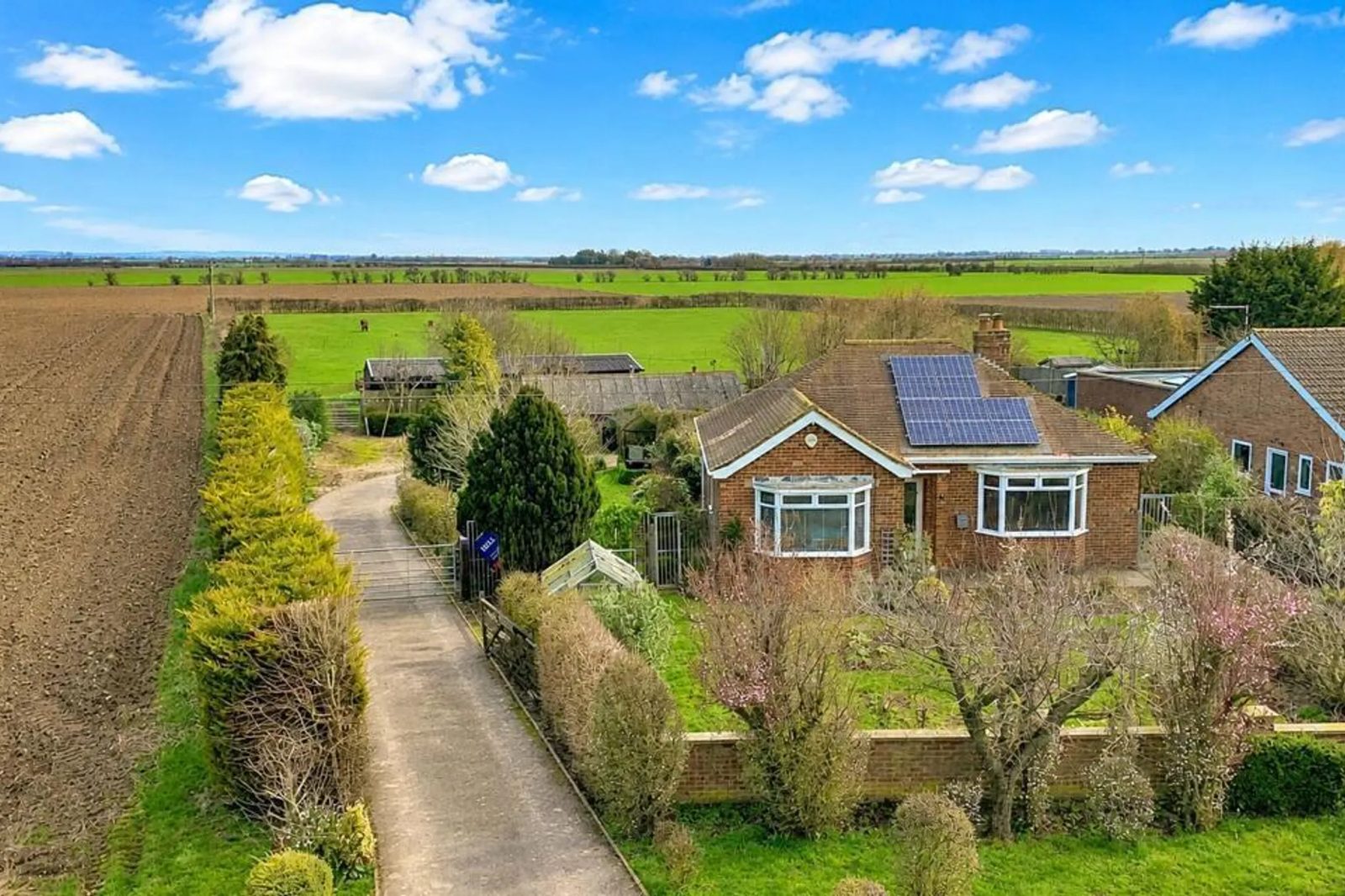 Detached bungalow with paddocks in New York