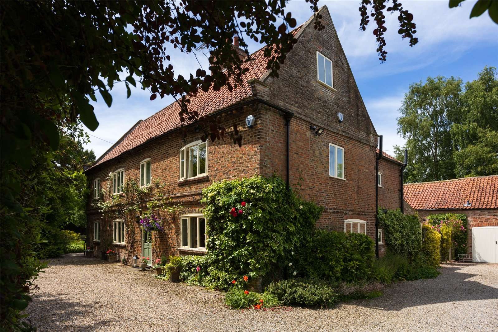 Detached house with paddocks in York