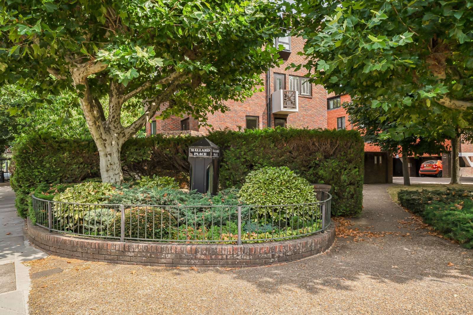 Twickenham: chain free waterfront apartment