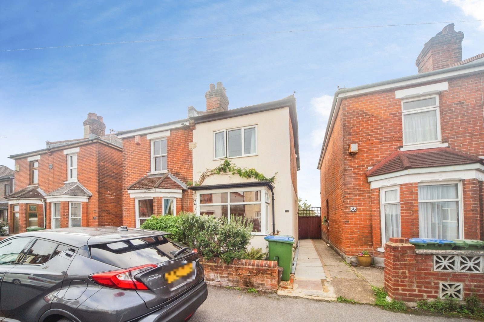 Southampton: semi-detached house with a mooring