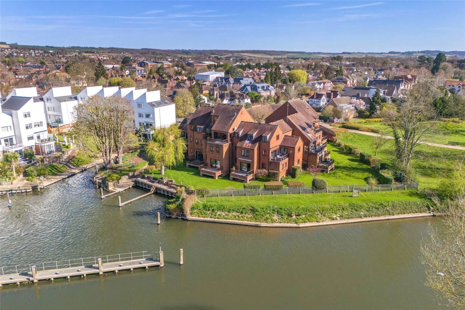 Apartment with a mooring in Buckingh
