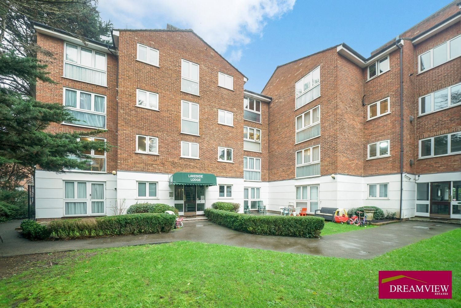 2 bed flat for sale Lakeside Lodge, Bridge Lane, London NW11