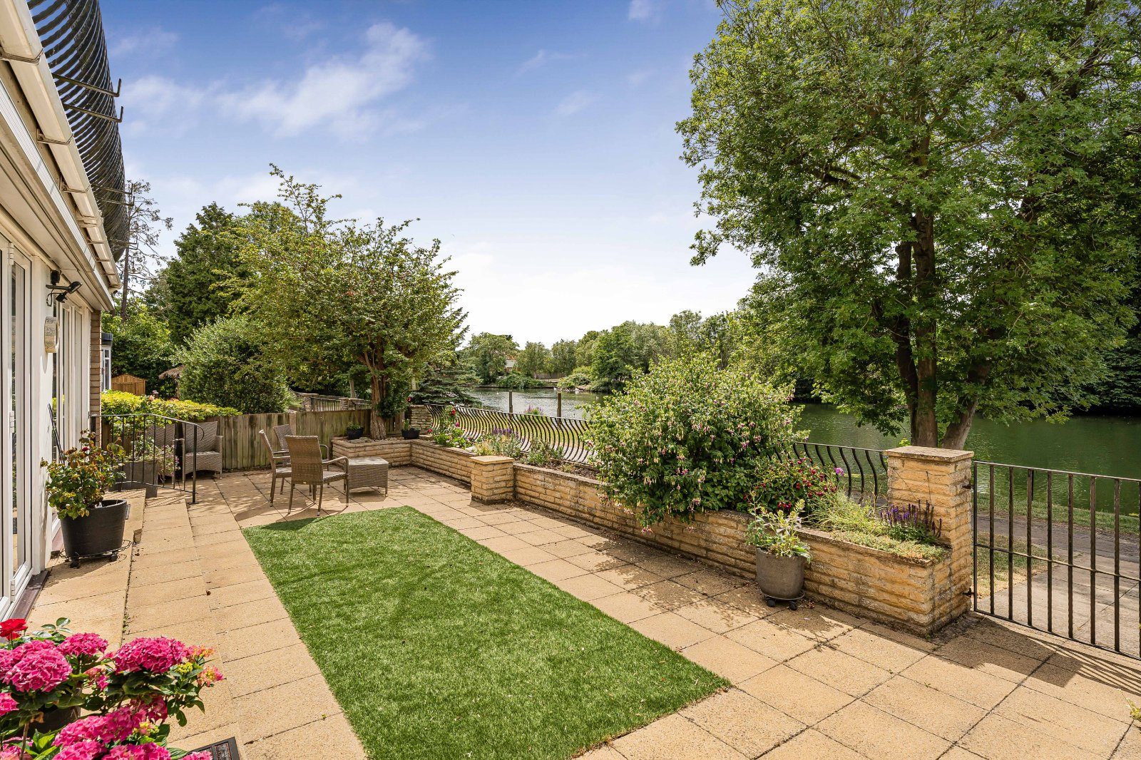 Thames Side, TW184 bedroom property for sale