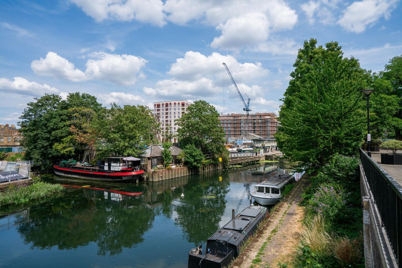 Stylish Waterside One-bedroom Apartment In West London