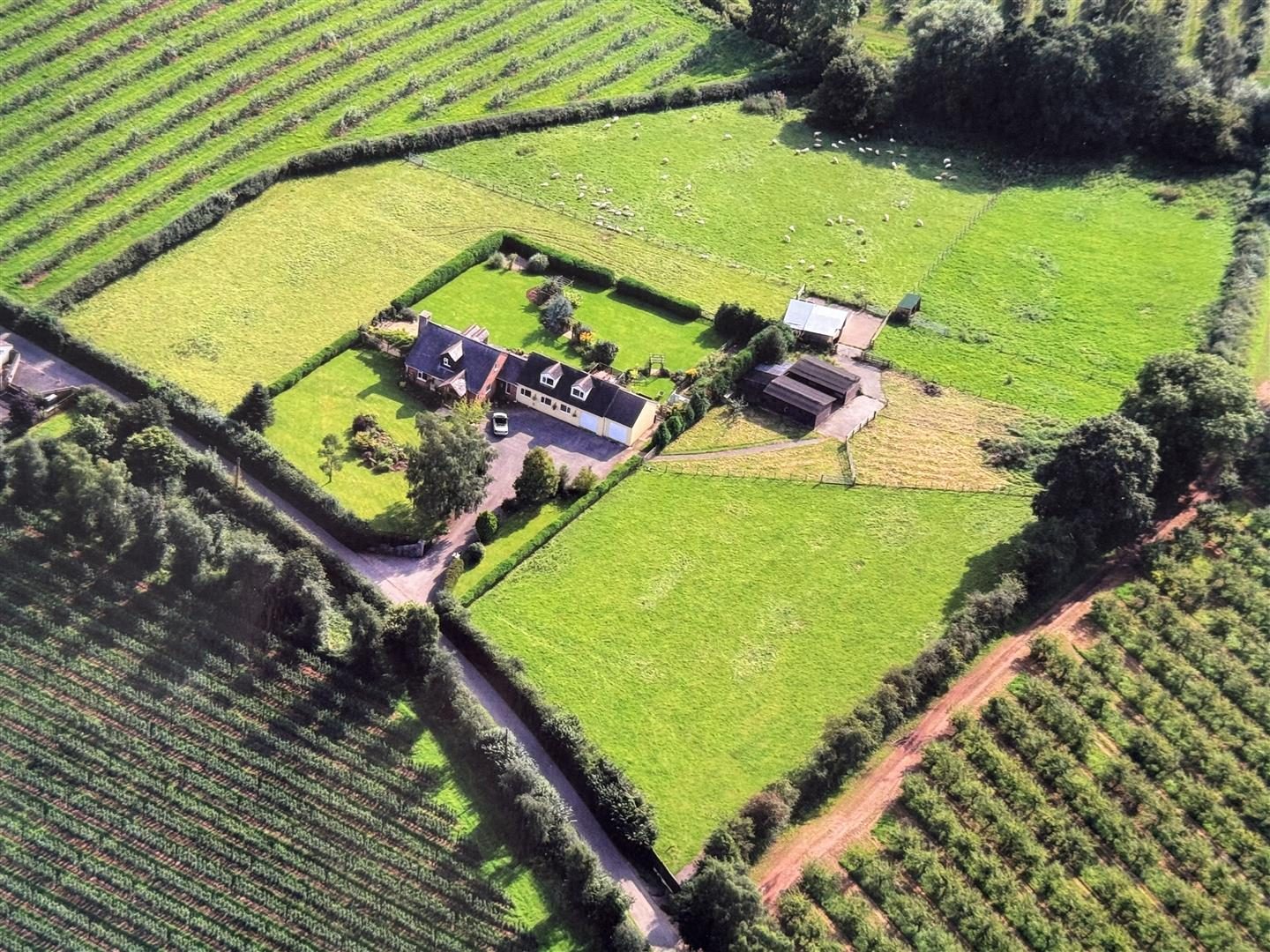 Ross-On-Wye: detached house with outbuildings