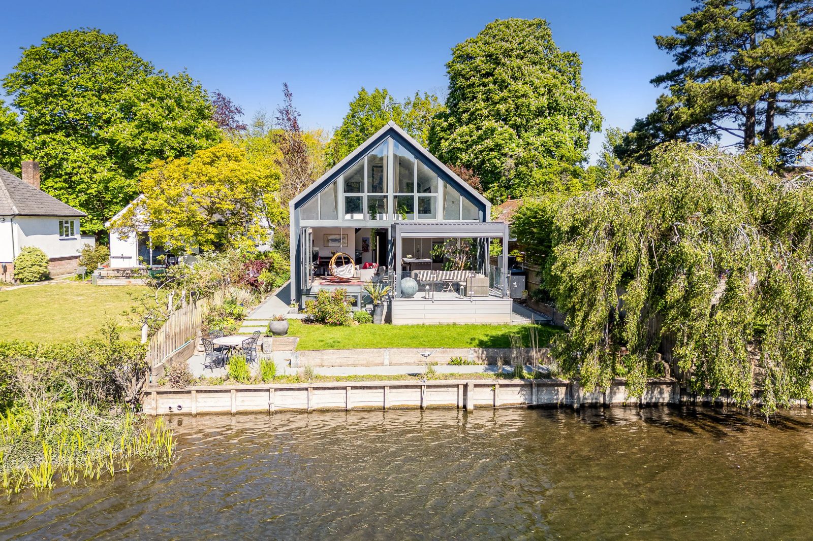 Detached house with a mooring in Marlow