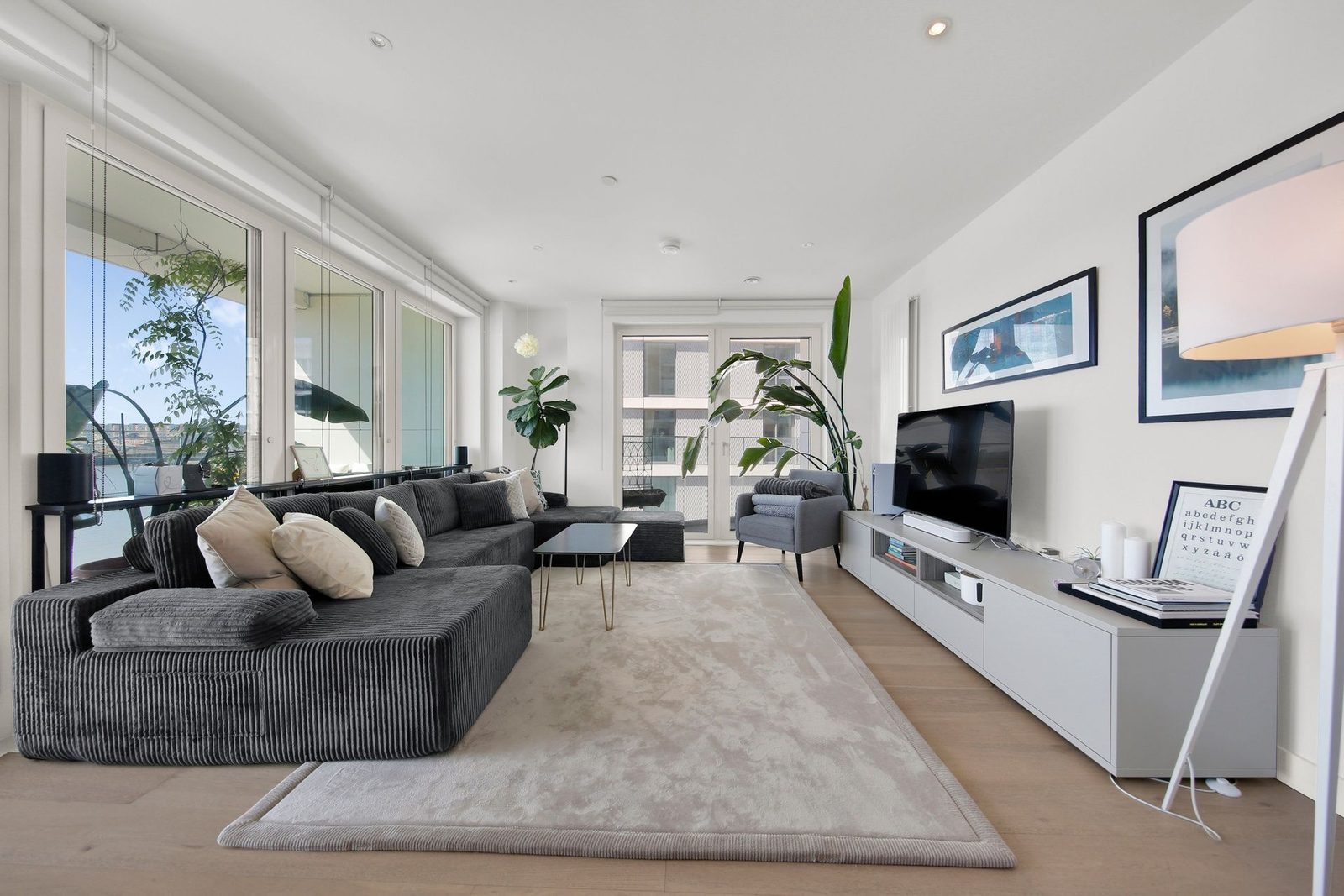 Riverside Residence Three Bedrooms Floor-to-Ceiling Thames Views