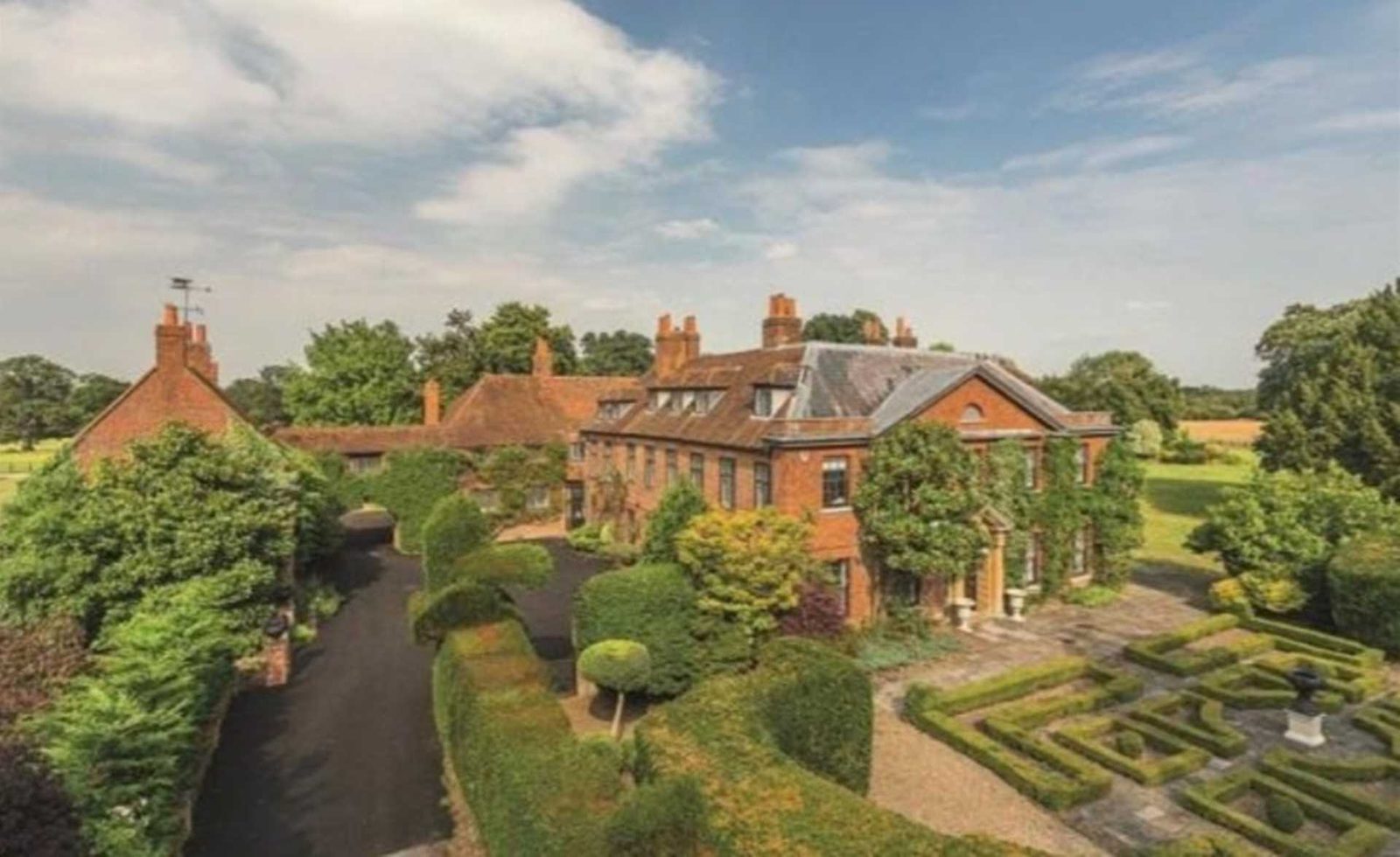 Reading: grade II listed cottage