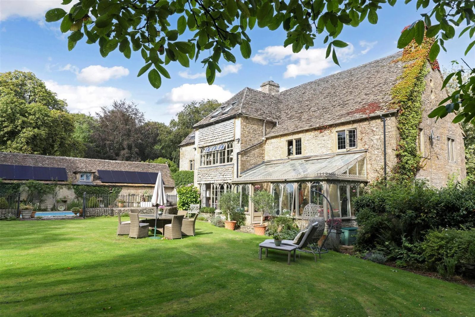 Country house with a pool in Stroud