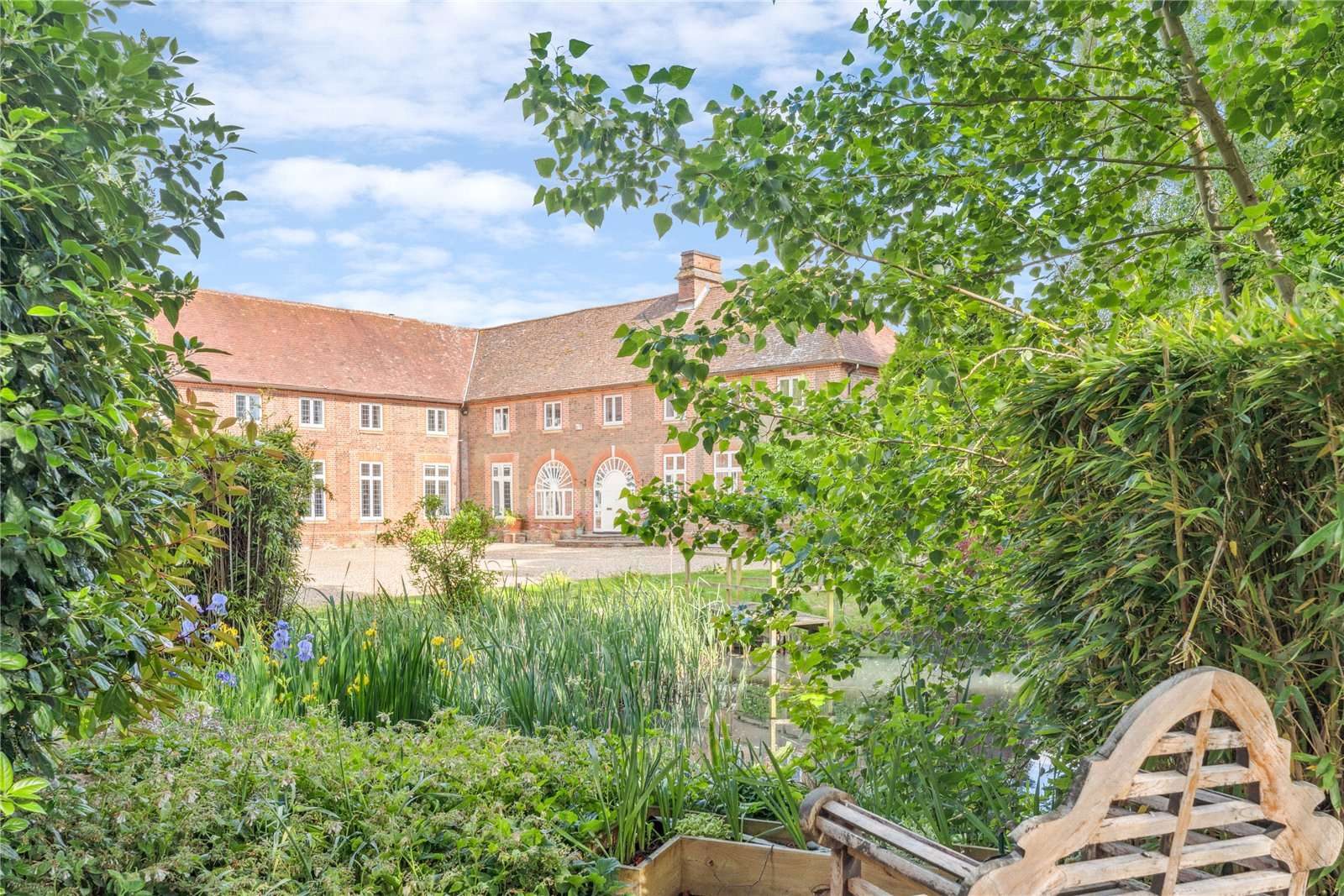 Leighton Buzzard: country house with paddocks