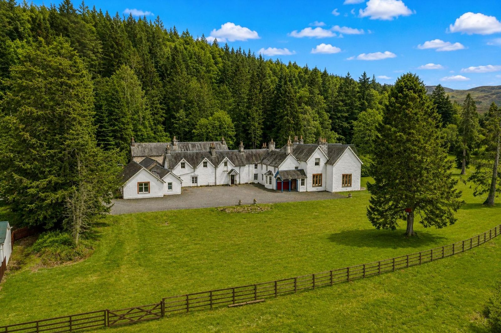 Detached House for sale with 7 bedrooms, Strathmashie House, Laggan