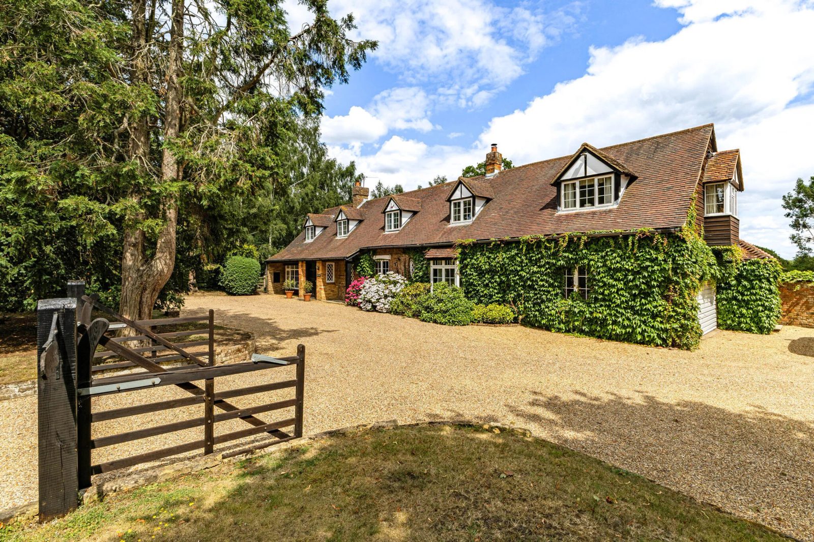 Detached house with a pool in Rickmansworth