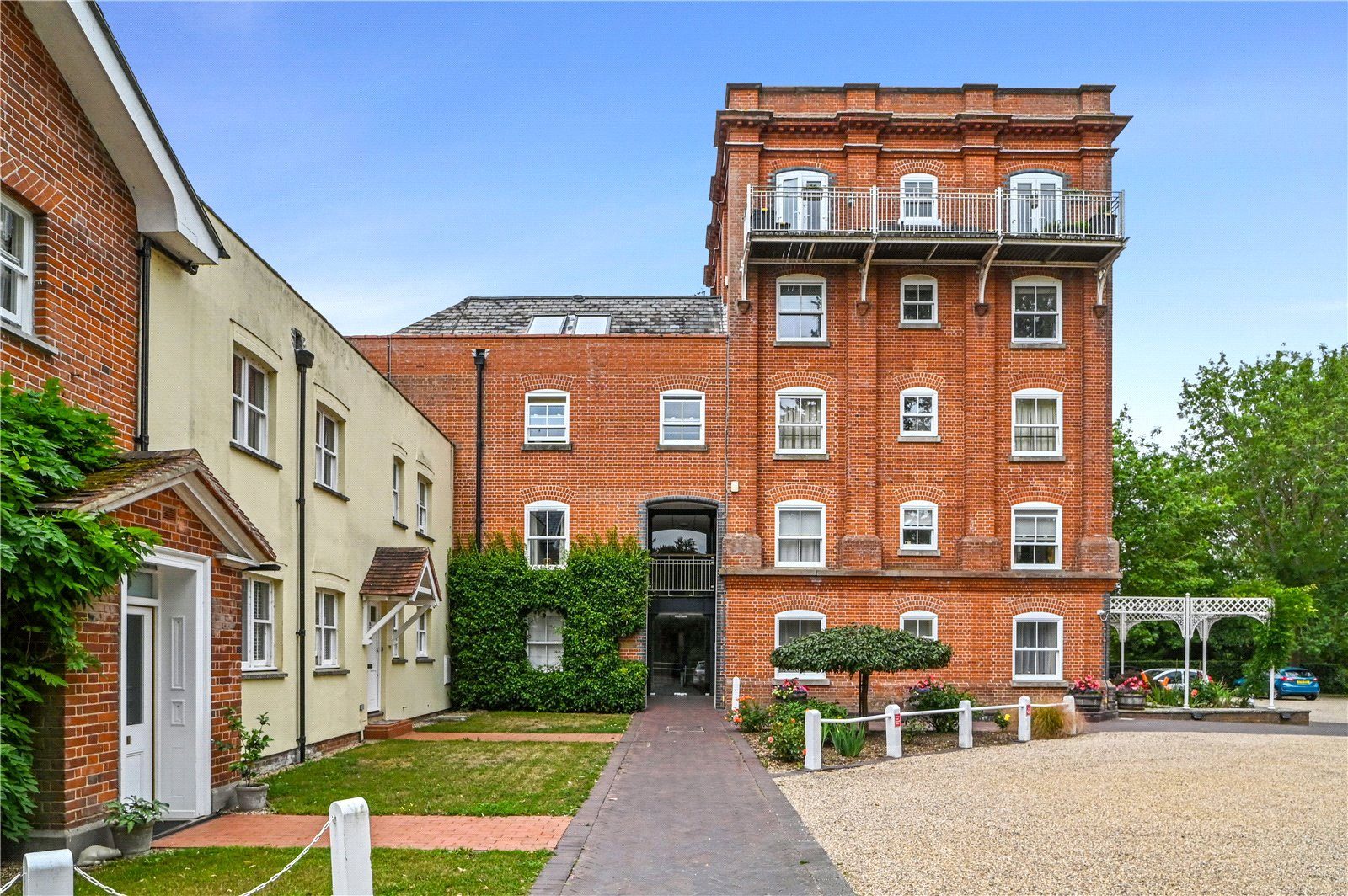 Waterfront apartment with a mooring in Dedham