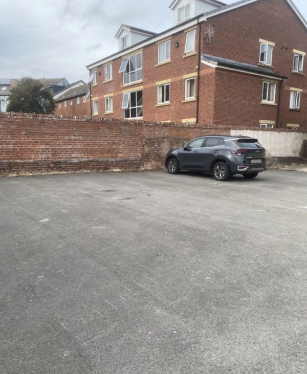 Parking on Highgate St, L7