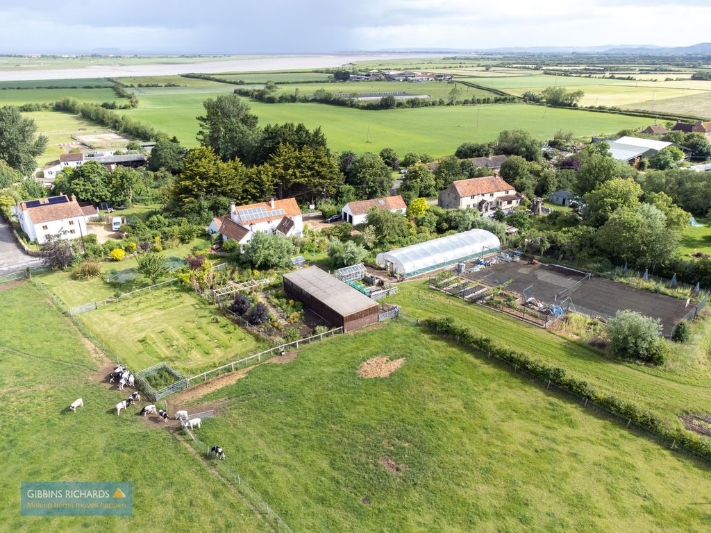 On Market: smallholding with outbuildings