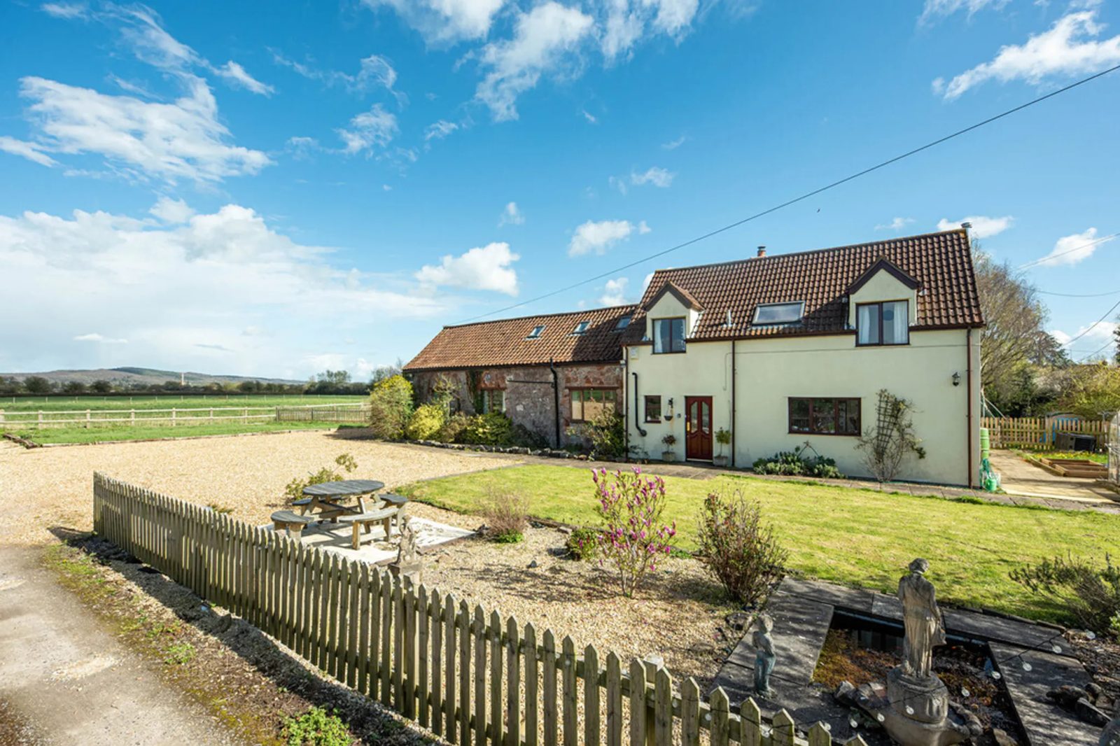 Detached house with paddocks in Rural home with land in Hewish