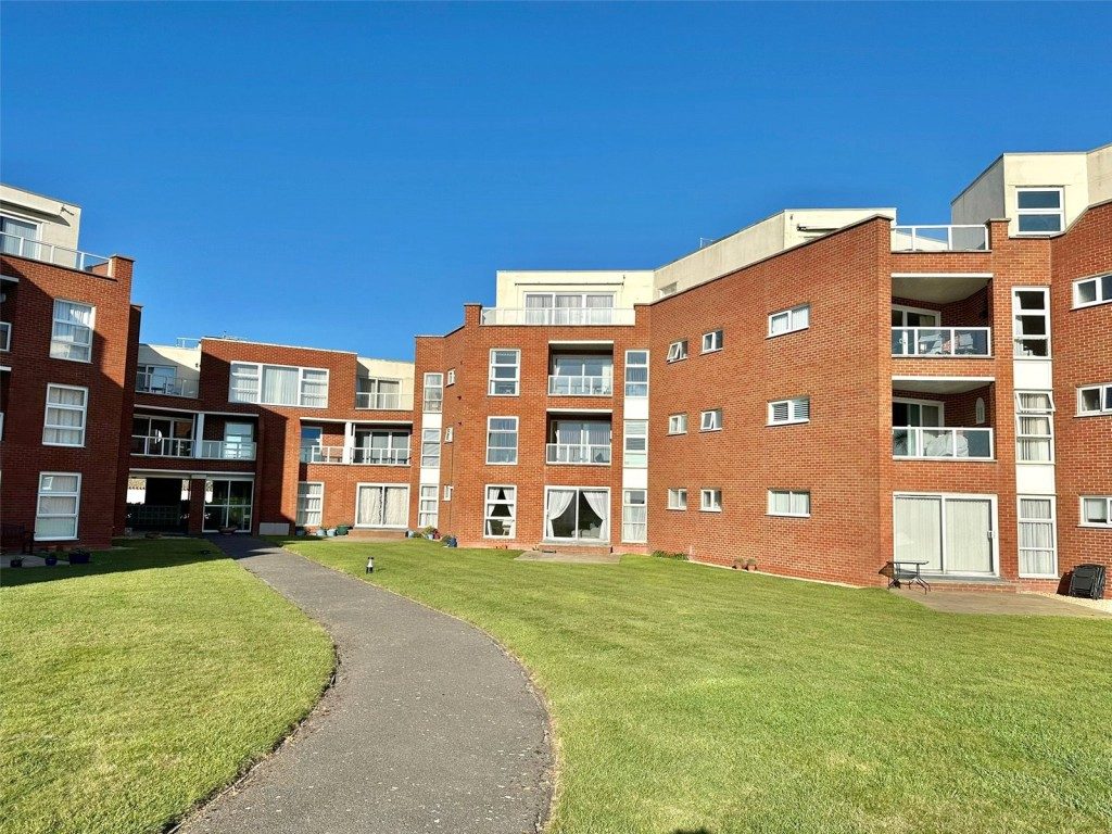 Lymington: waterfront apartment with a pool