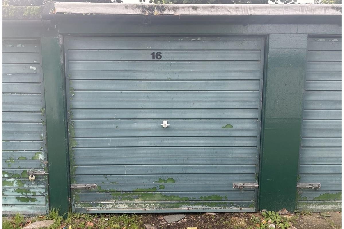 Lock-ups & car parking for sale in Newington