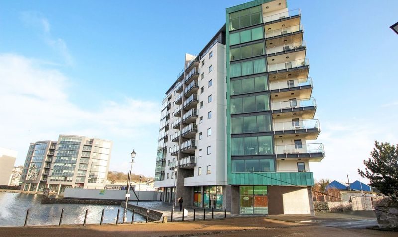 Chain free waterfront apartment, Array