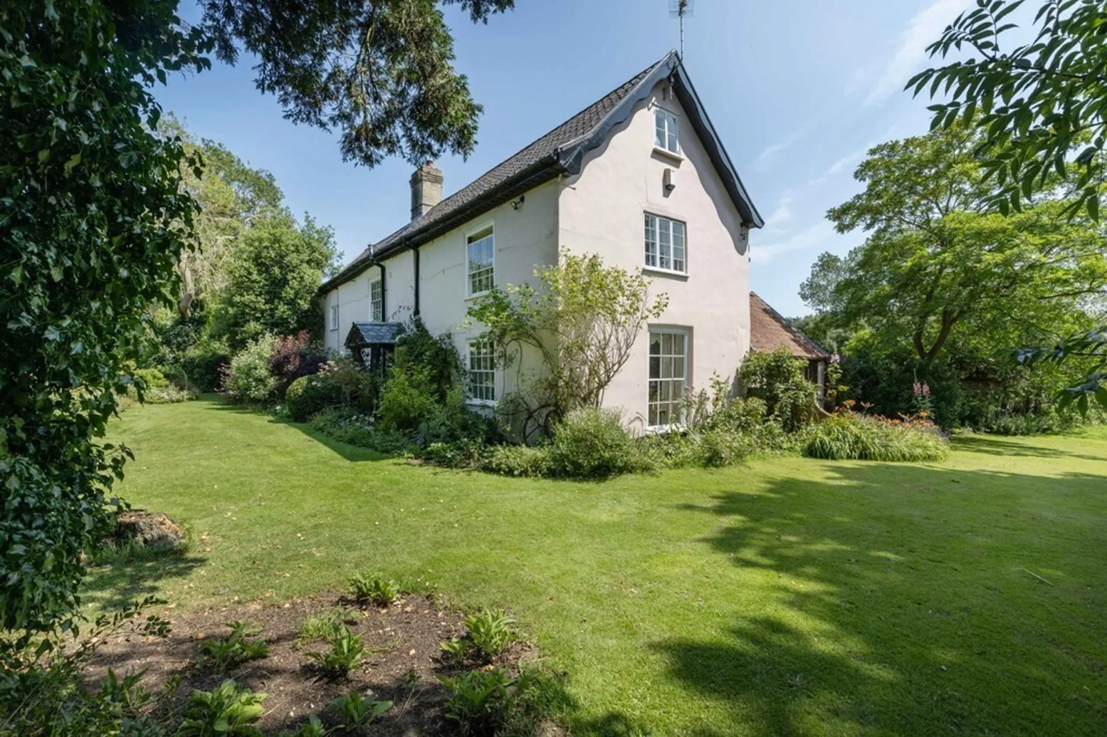 Farmhouse with outbuildings in Rushmere