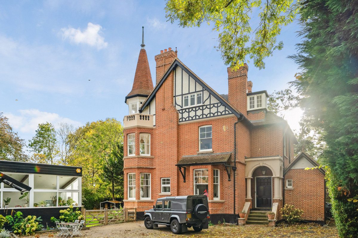 Detached House to rent with 6 bedrooms, Bridge Road, East Molesey