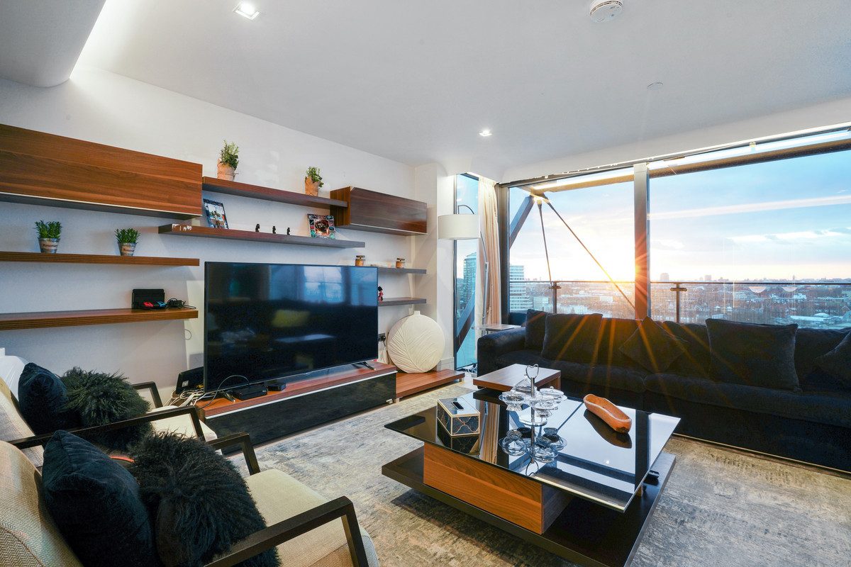 Vauxhall (Zone 1/2 – Victoria Line, National Rail) 2 Bed 2.5 Bath 24hr