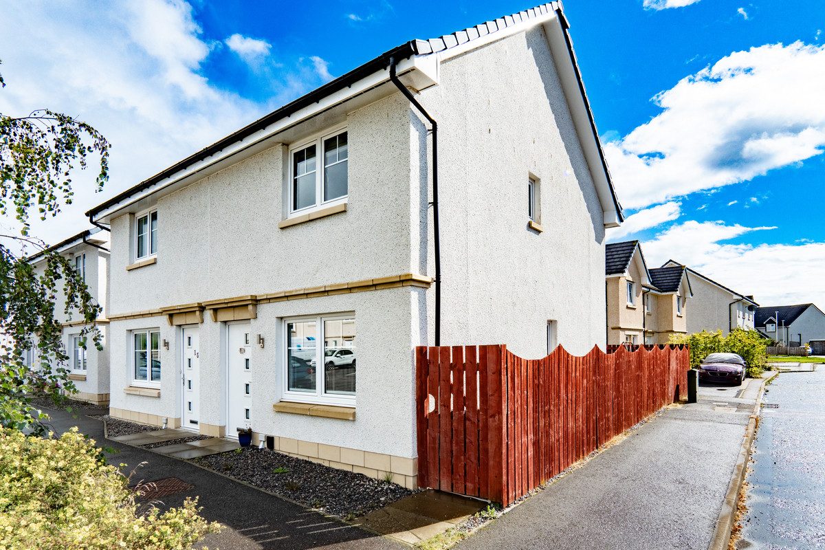 Modern Six Year Old Semi Detached Home With Two Bedrooms, Bright Kitchen Dining