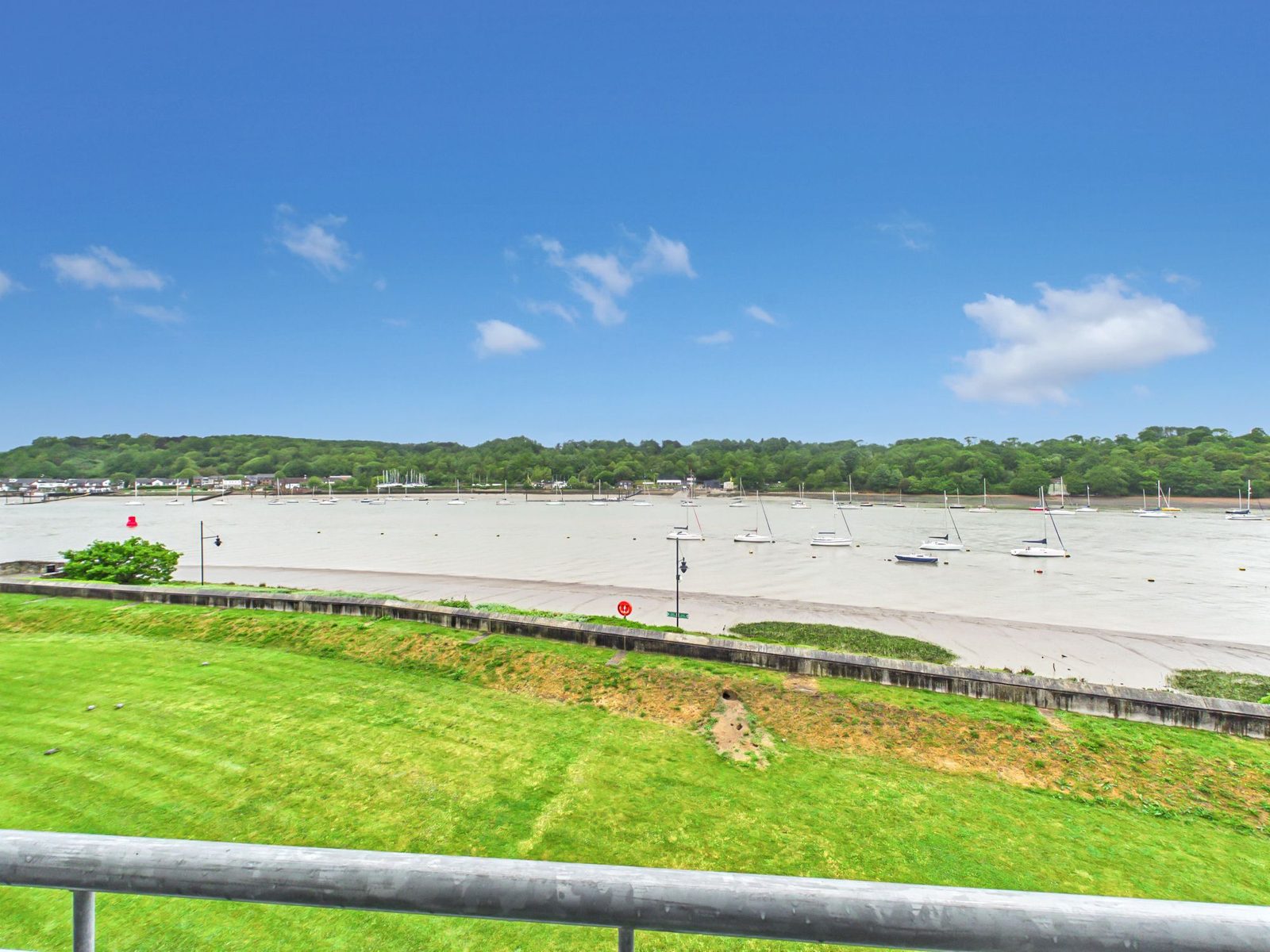 Chain free waterfront apartment, Chatham Maritime