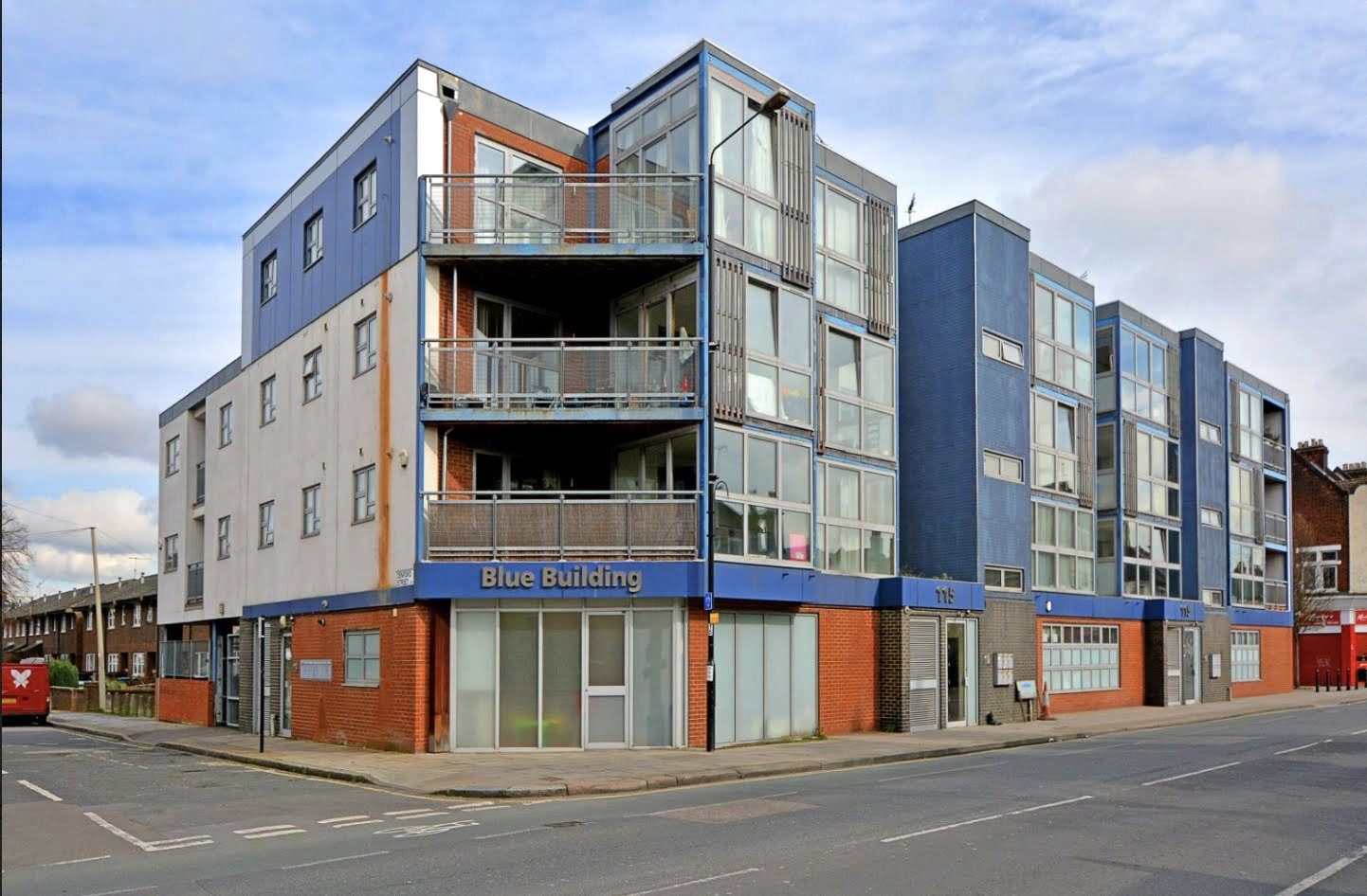 London: chain free waterfront apartment