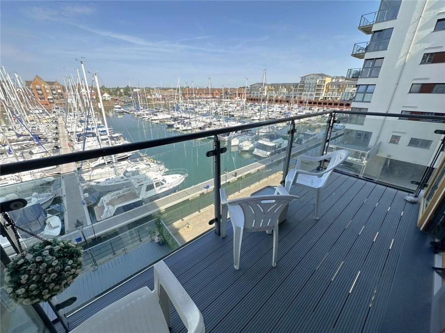 Eastbourne: chain free waterfront apartment