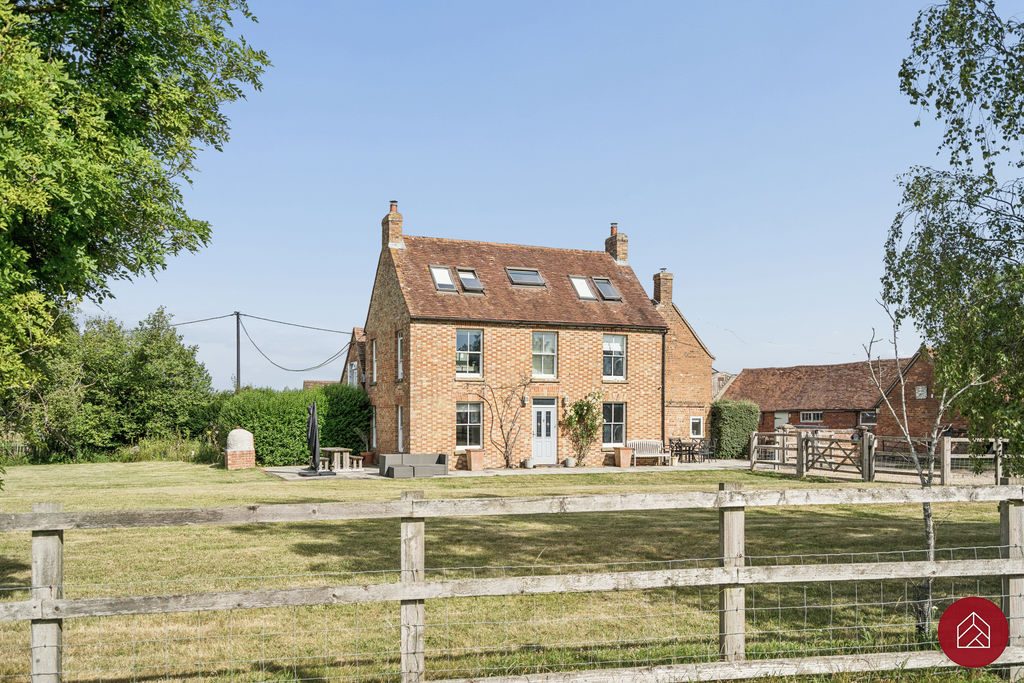 Chain free farmhouse in Kidlington