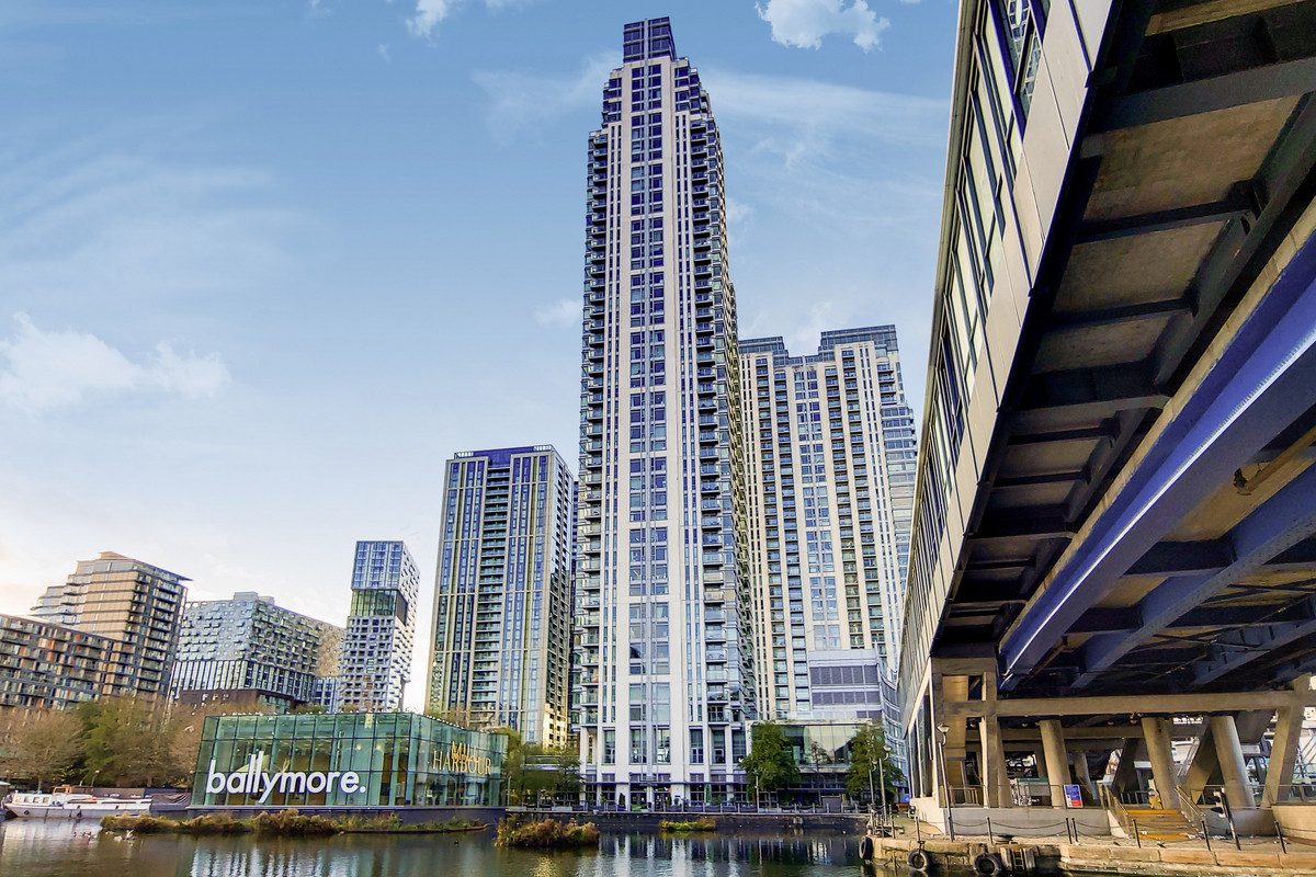Waterfront apartment with a pool in Canary Wharf