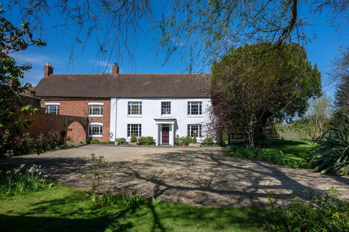 House with a pool, Rugby