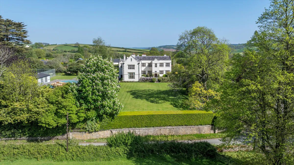 Country house with a pool in Devon EX24